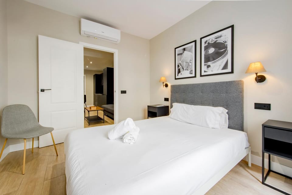 Photo of the whole room, Bedroom