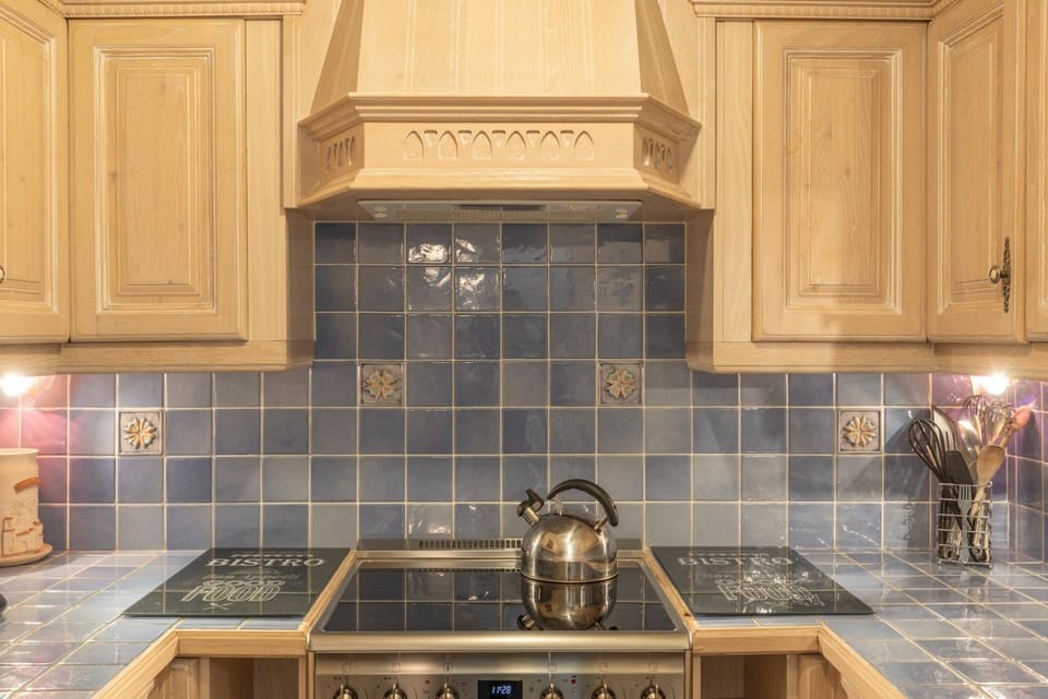 Property building, Kitchen or kitchenette, Living room