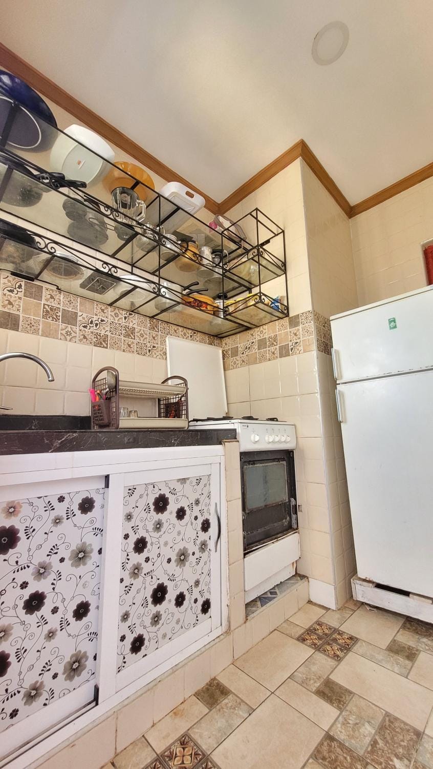 Kitchen or kitchenette, oven