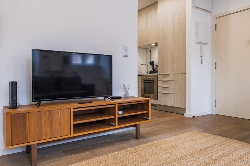 TV and multimedia, Kitchen or kitchenette, oven, stove