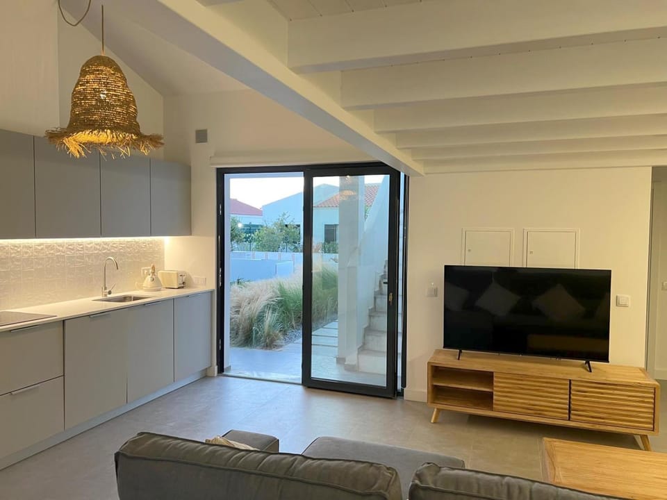 TV and multimedia, Kitchen or kitchenette, Living room, Seating area