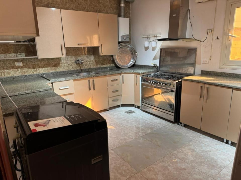 Kitchen or kitchenette, minibar, oven, stove