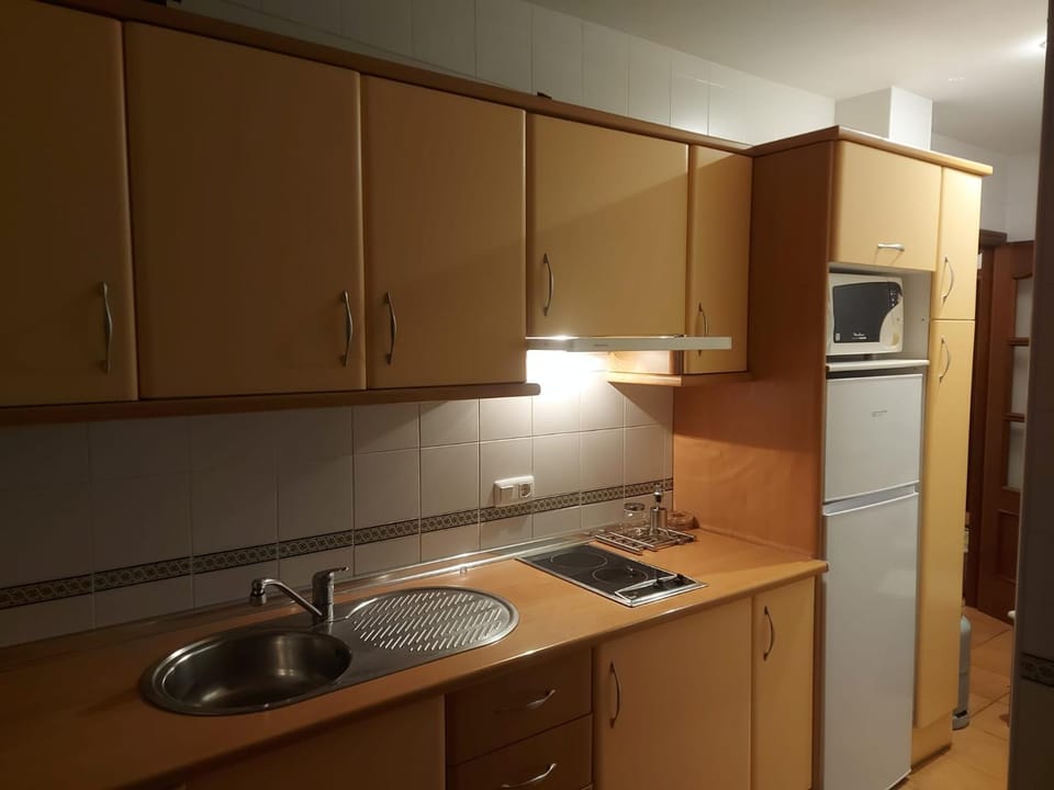 Kitchen or kitchenette, minibar