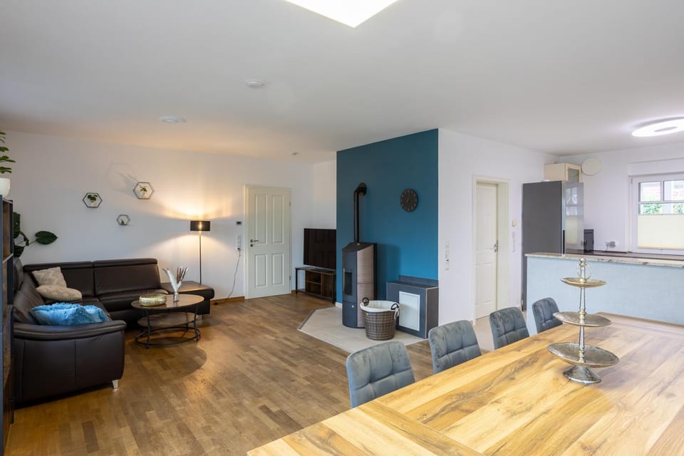 Communal lounge/ TV room, TV and multimedia, Kitchen or kitchenette, Living room, Seating area, Dining area, Evening entertainment
