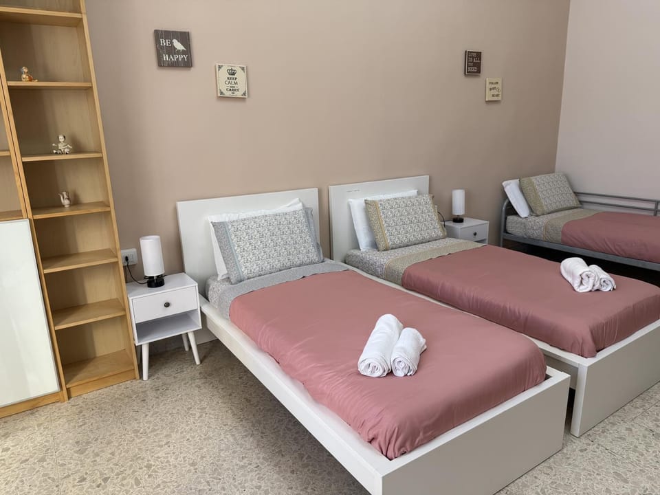 Bed, Living room, Photo of the whole room, Seating area, Bedroom, towels
