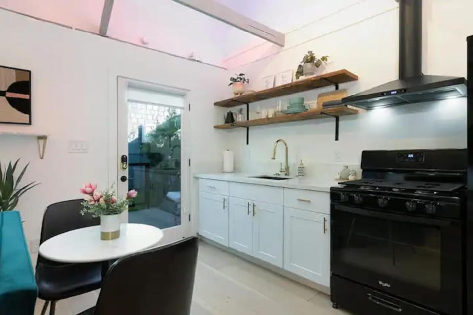 Quaint Studio for 2 in the Heart of Little Italy House in San Diego