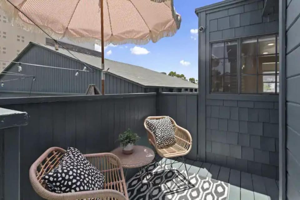Cozy 1 BR Casita Overflowing with Natural Light House in San Diego