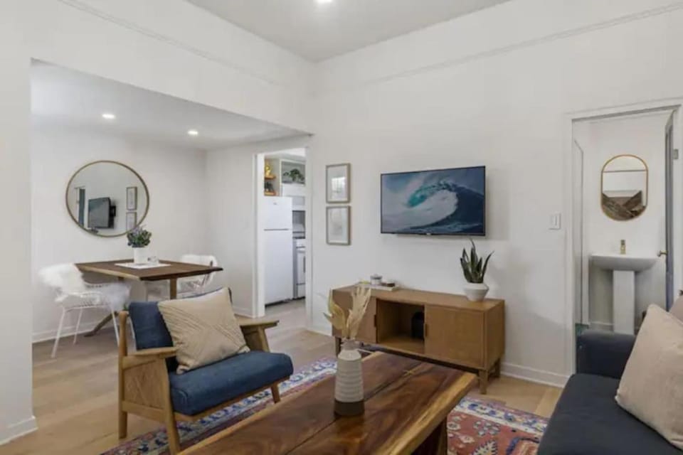 Cozy 1 BR Casita Overflowing with Natural Light House in San Diego