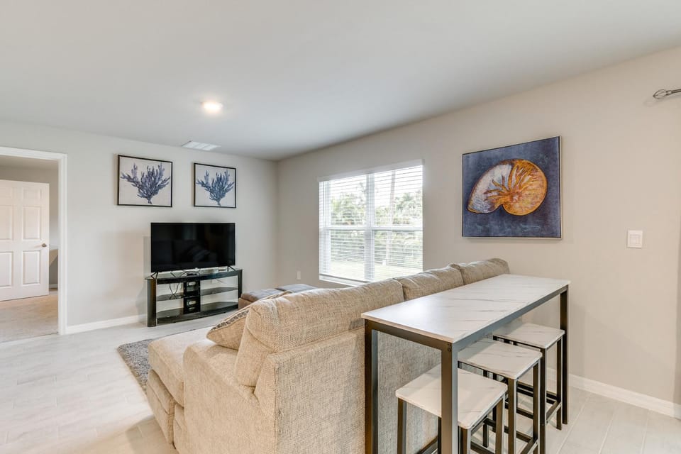 Screened Porch: Port Charlotte Home, 4 Mi to Beach House in Port Charlotte