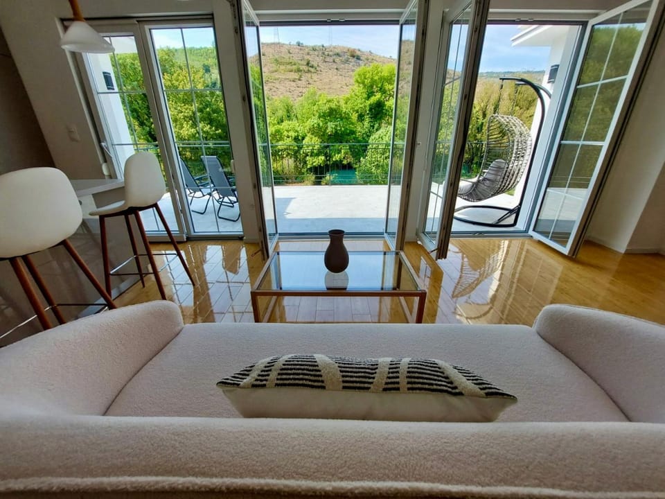 View (from property/room), Balcony/Terrace, Living room, Seating area, Dining area, Mountain view