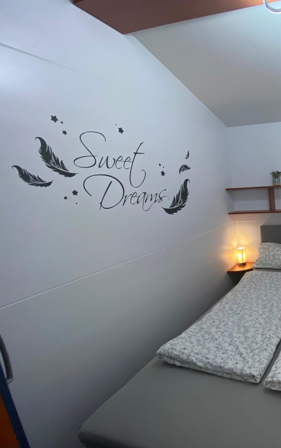 Property building, Bed, Bedroom