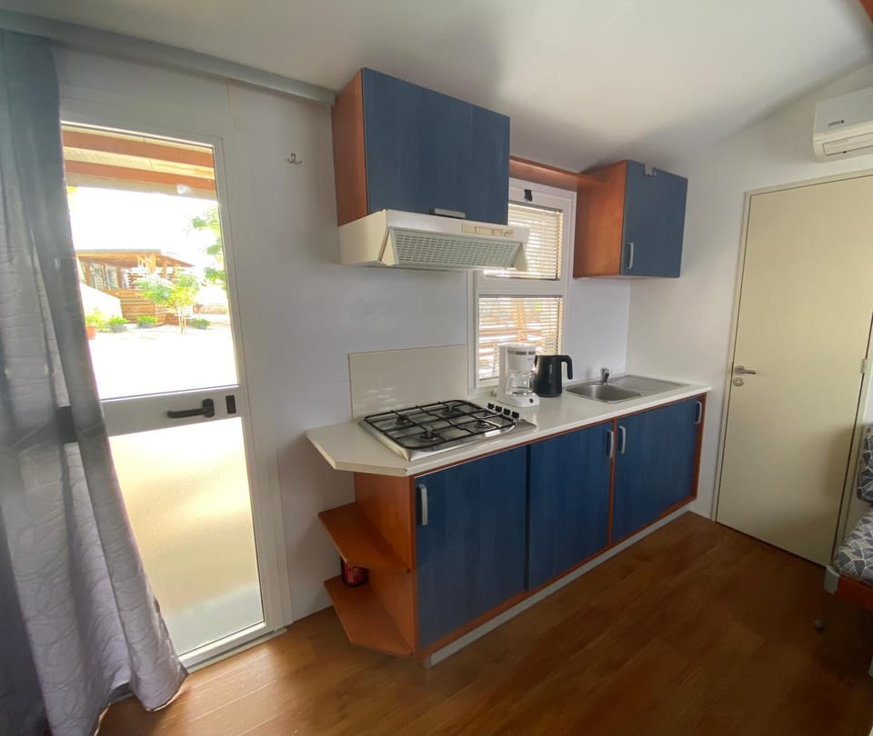 Kitchen or kitchenette, stove, stove, kitchen, kitchen