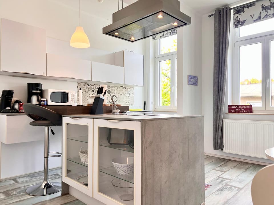Kitchen or kitchenette, Dining area, minibar, oven, stove, toaster