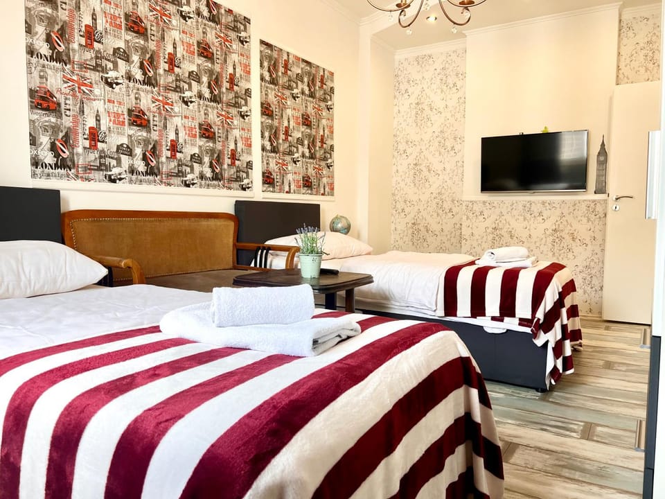 Communal lounge/ TV room, Bed, TV and multimedia, Photo of the whole room, Evening entertainment, Bedroom