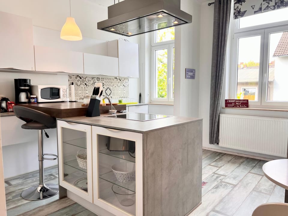 Kitchen or kitchenette, Dining area, dishwasher, minibar, oven, pet friendly, stove