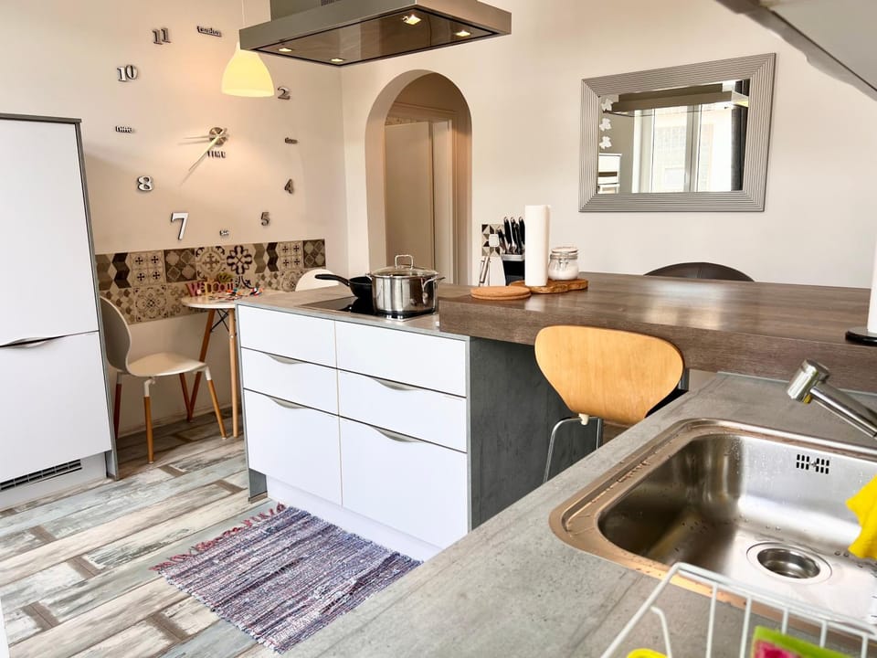 Kitchen or kitchenette, Seating area, Dining area, dishwasher, minibar, oven, stove, toaster