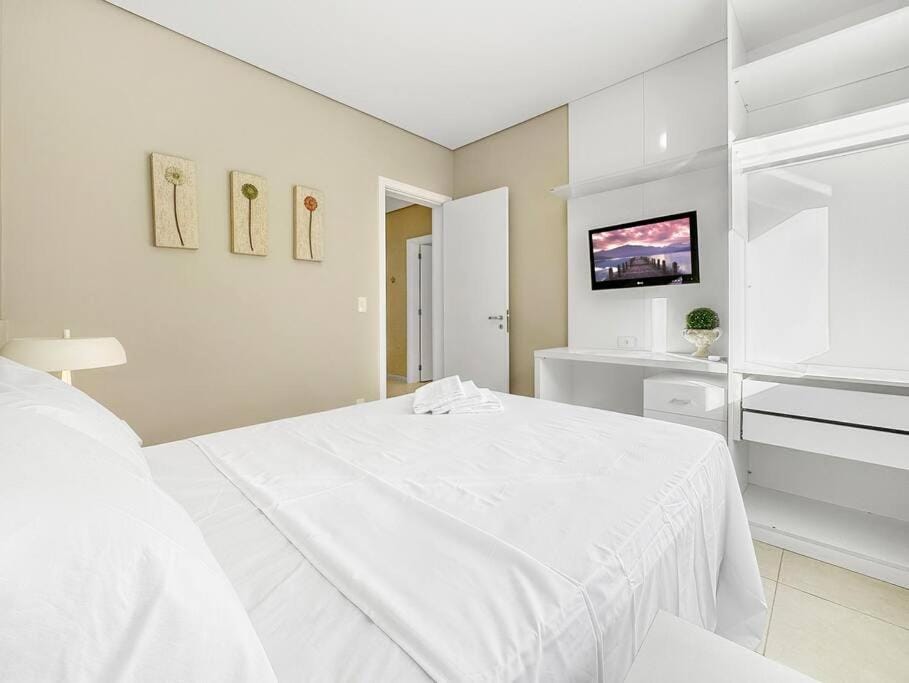 Bed, TV and multimedia, Photo of the whole room, Bedroom, wardrobe