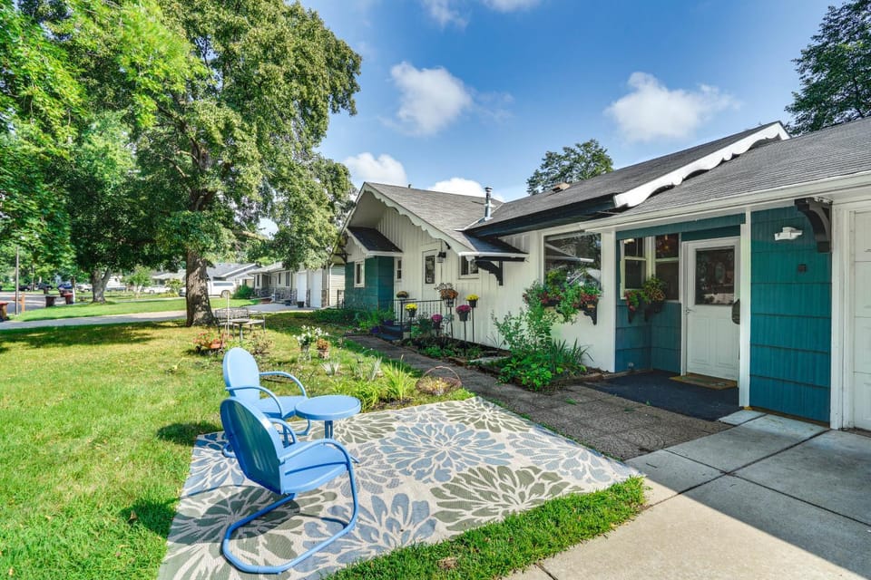 Family-Friendly Cottage Grove Home w/ Fireplace! House in Minnesota