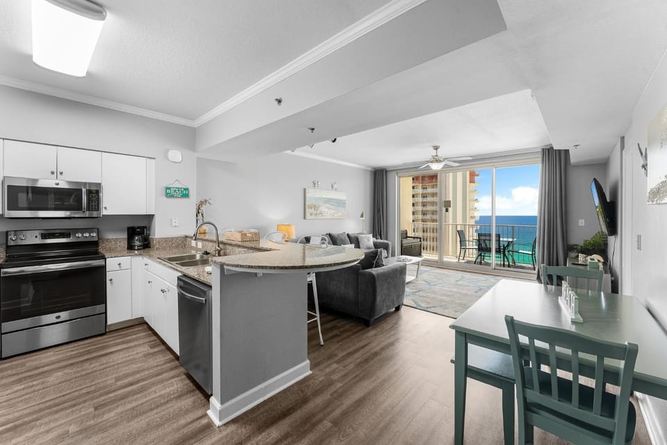 Shores of Panama Chic 2-BD Beachfront Resort Condo! by Dolce Vita Getaways! Apartment in Panama City Beach