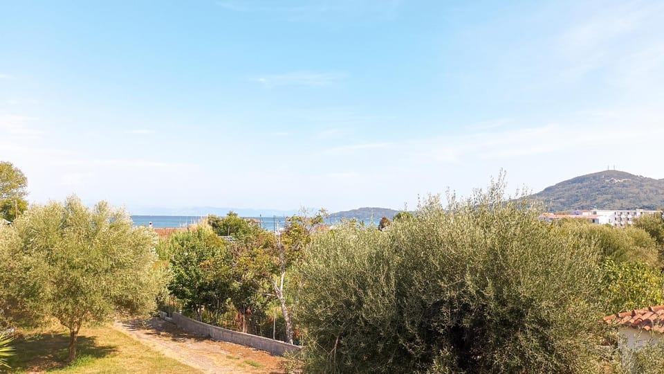 Mountain view, Sea view