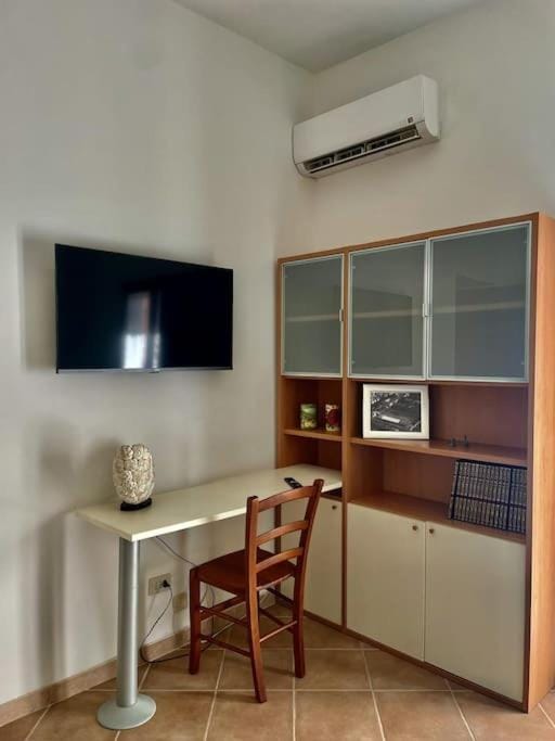 TV and multimedia, Seating area, air conditioner