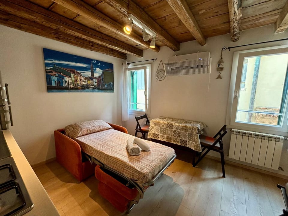 Bed, Living room, air conditioner