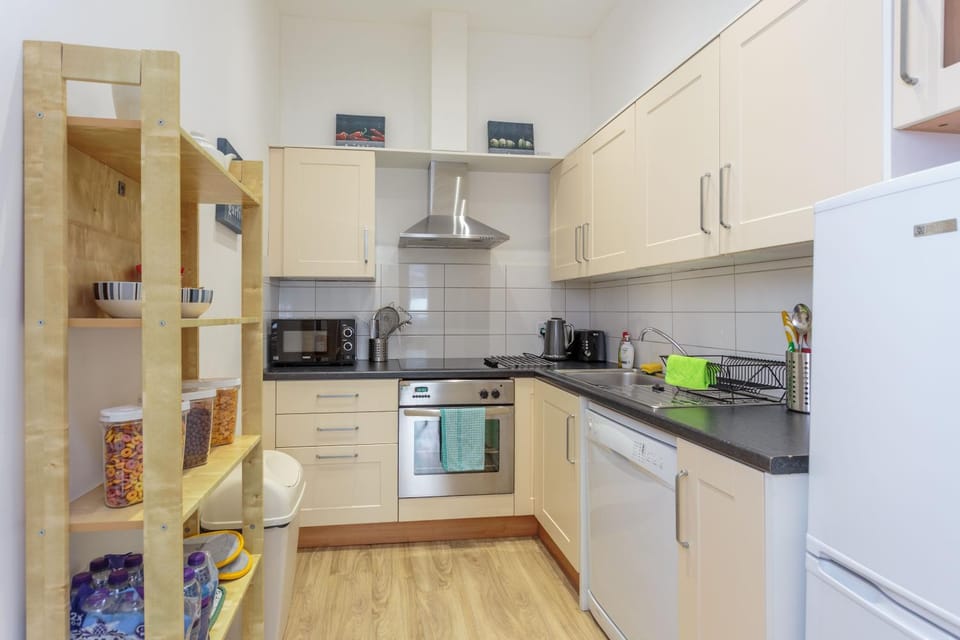 Coffee/tea facilities, Kitchen or kitchenette, dishwasher, oven, stove, toaster