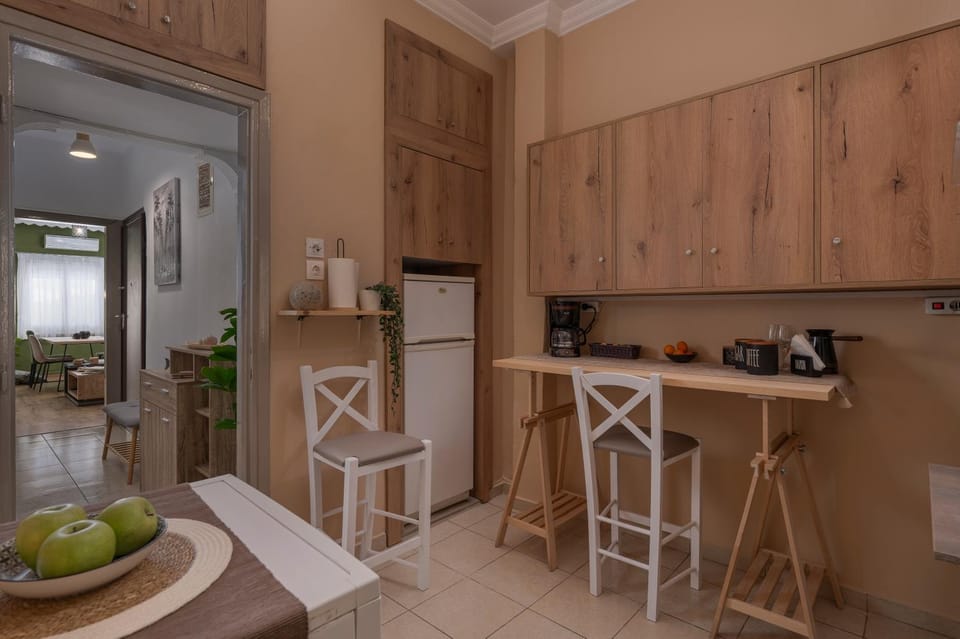 Coffee/tea facilities, Kitchen or kitchenette, stove