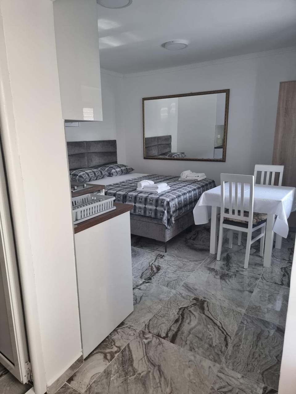 Bed, Kitchen or kitchenette, Photo of the whole room, Bedroom