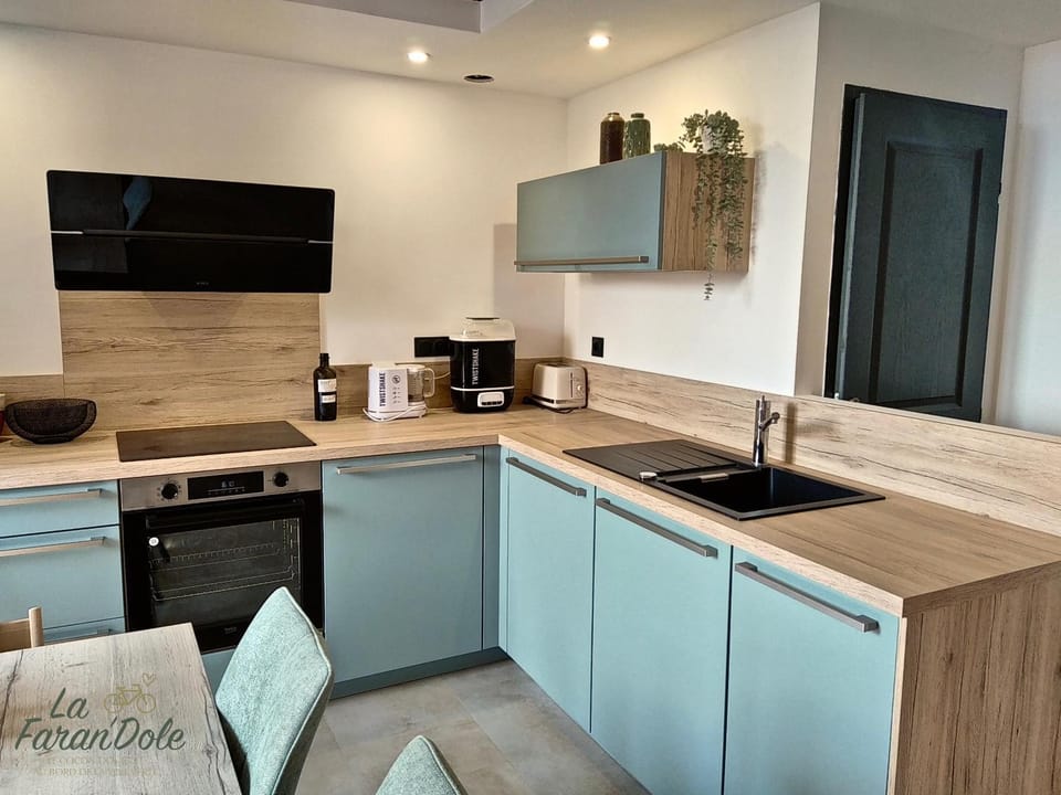 Coffee/tea facilities, Dining area, dishwasher, oven, stove