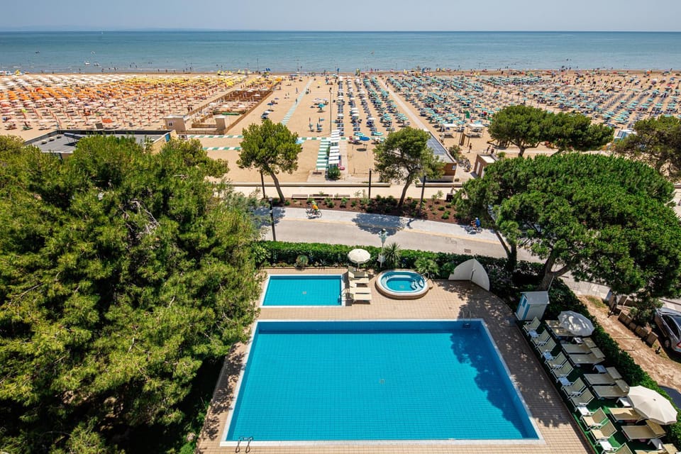 Pool view, Sea view