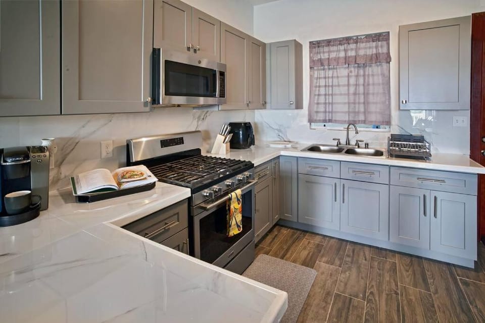 Coffee/tea facilities, Kitchen or kitchenette, oven, stove