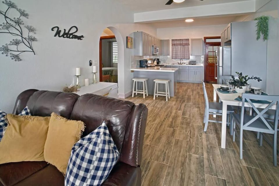 Kitchen or kitchenette, Living room, Seating area, Dining area