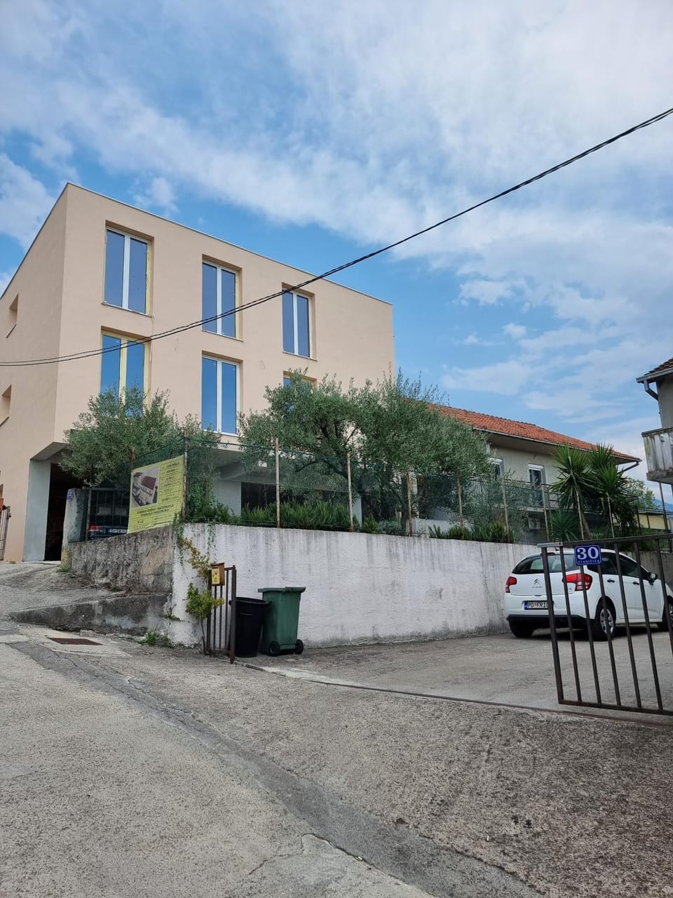 Property building, Day, Neighbourhood, Street view, Location, Parking