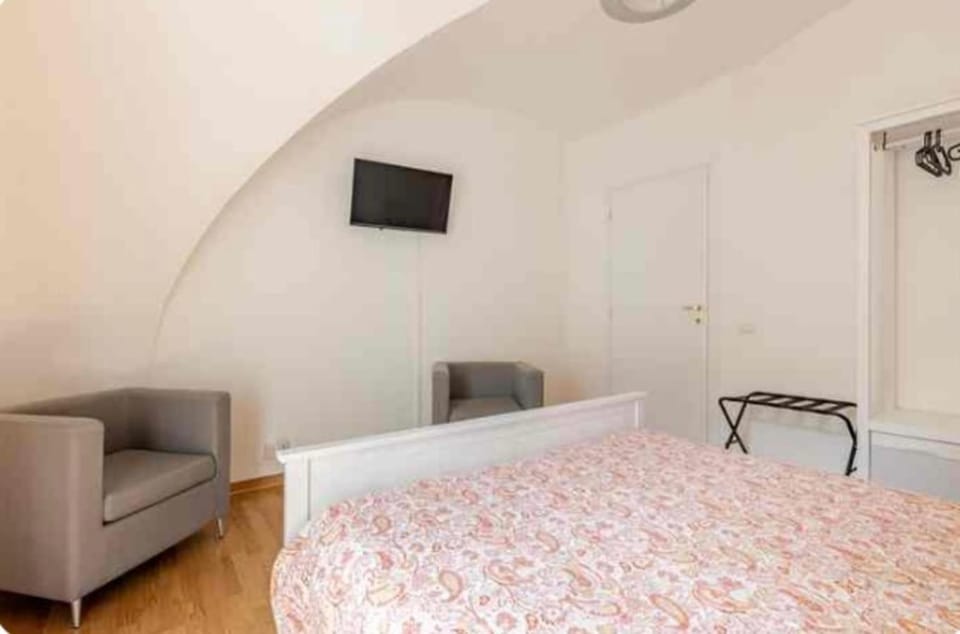 Bed, TV and multimedia, Bedroom