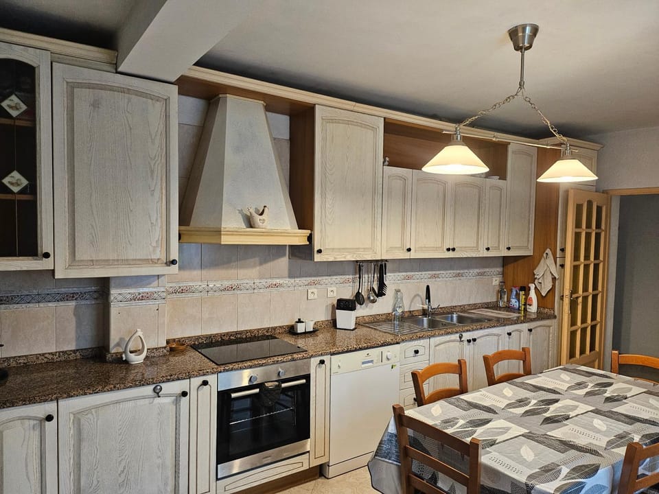 Kitchen or kitchenette, Dining area, dishwasher, oven, pet friendly, stove