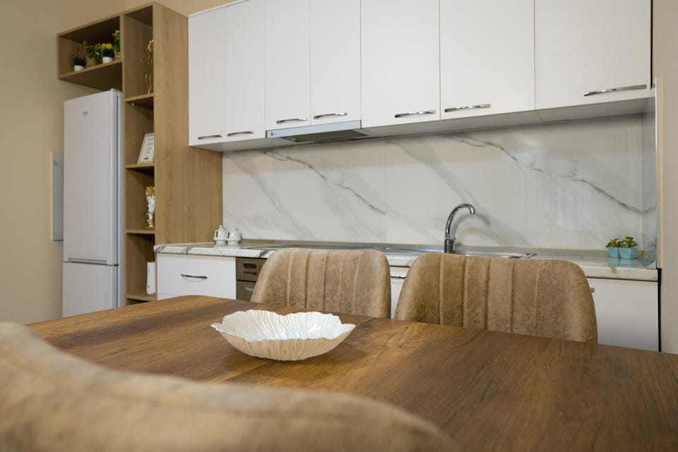 Kitchen or kitchenette, minibar