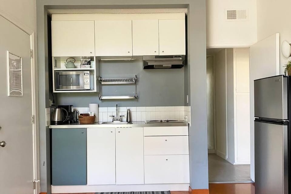 Lovely one bedroom guest house in Encino village Apartment in Lake Balboa
