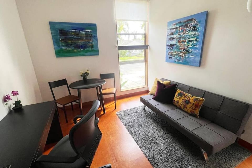 Lovely one bedroom guest house in Encino village Apartment in Lake Balboa