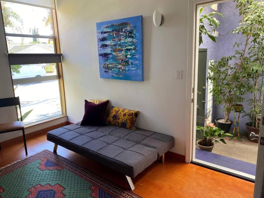 Lovely one bedroom guest house in Encino village Apartment in Lake Balboa