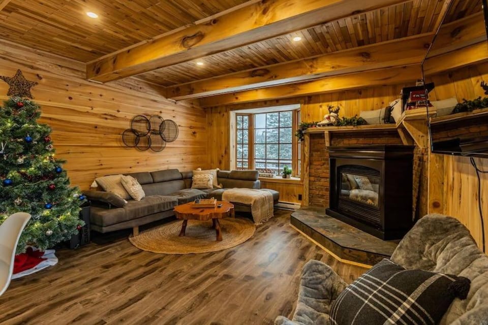 The Escapade - Private hot tub with pool table House in Quebec