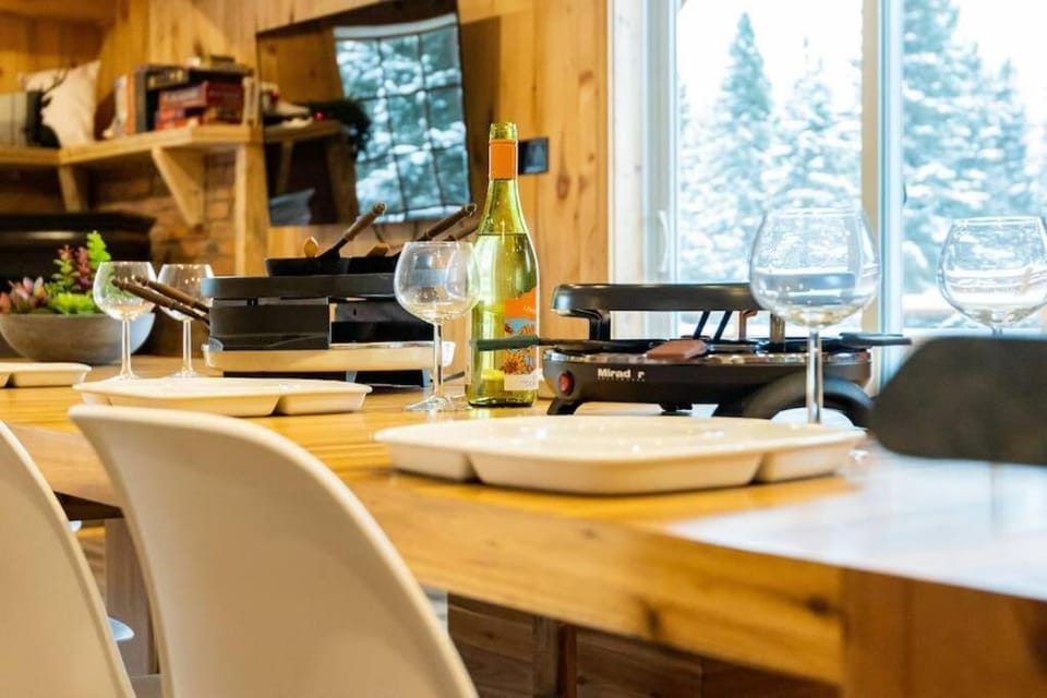 The Escapade - Private hot tub with pool table House in Quebec