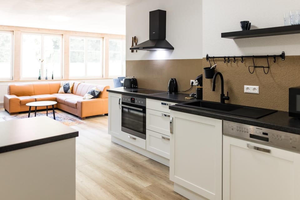 Coffee/tea facilities, Kitchen or kitchenette, Living room, Seating area, dishwasher, oven, pet friendly, stove, toaster