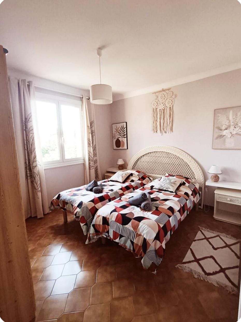 Photo of the whole room, Bedroom