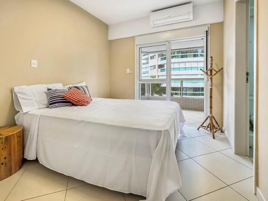 Bed, Photo of the whole room, Bedroom, air conditioner