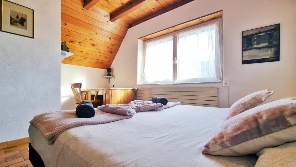 Bed, Photo of the whole room