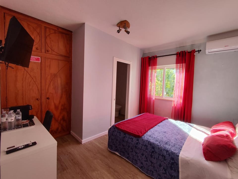Bed, TV and multimedia, Bedroom, wardrobe