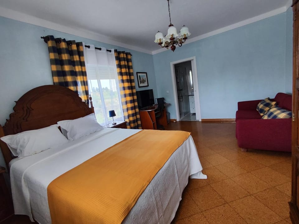 Bed, TV and multimedia, Bedroom