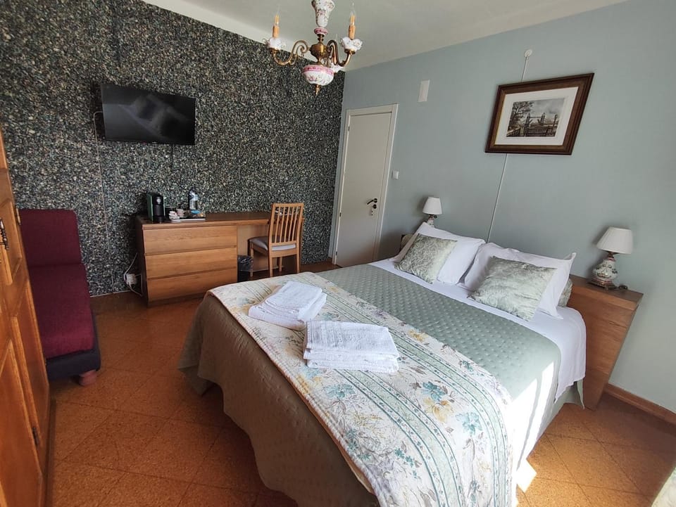 Bed, TV and multimedia, Bedroom