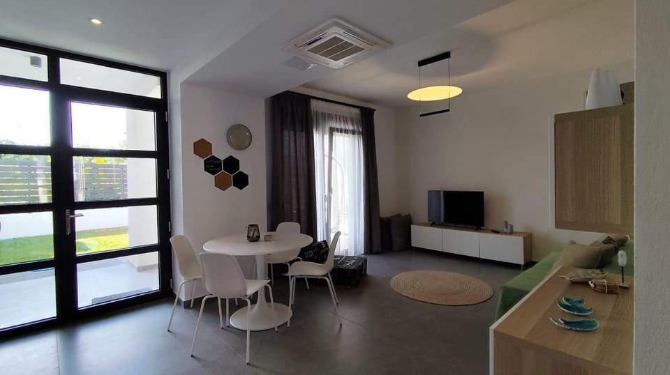 Communal lounge/ TV room, Seating area, Dining area